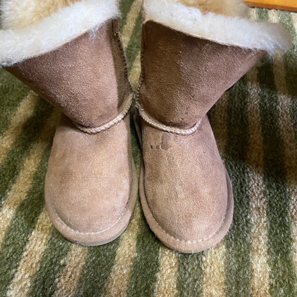 Used pair size 8 toddler ugg only wore a hand full of times.